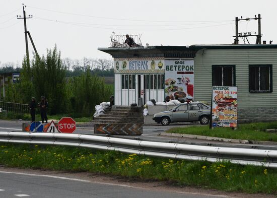 Released OSCE military inspectors arrive in Donetsk