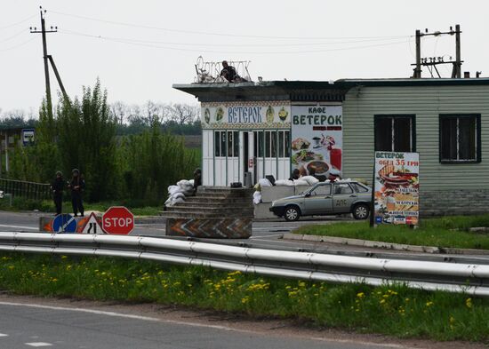 Released OSCE military inspectors arrive in Donetsk