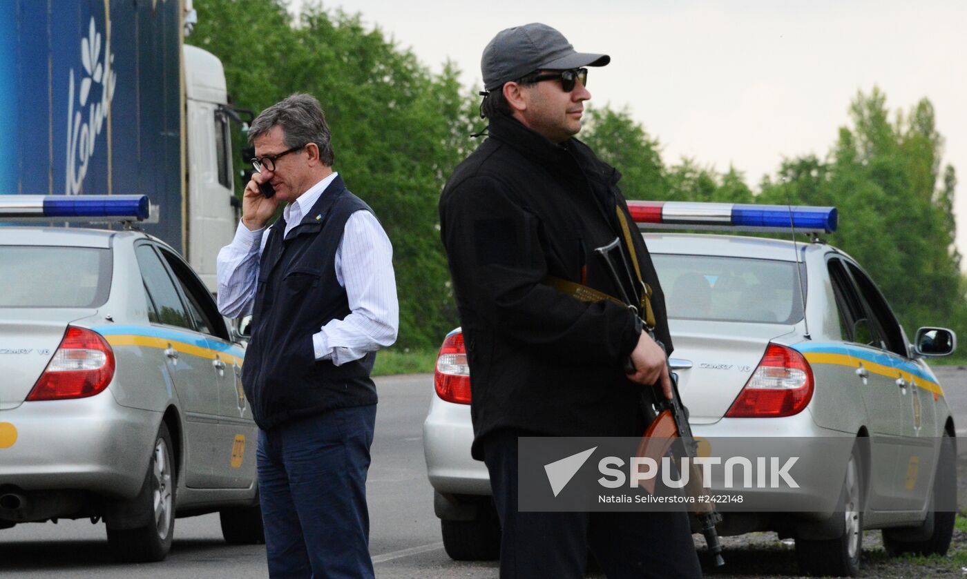 Released OSCE military inspectors arrive in Donetsk