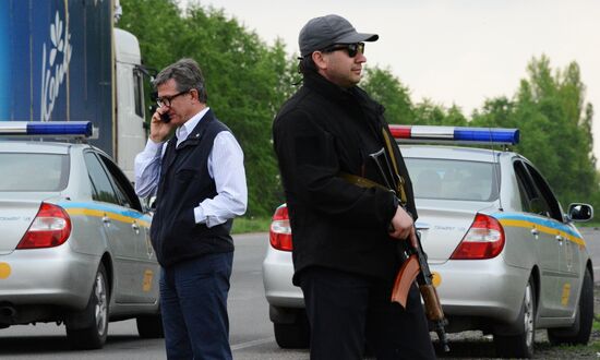 Released OSCE military inspectors arrive in Donetsk