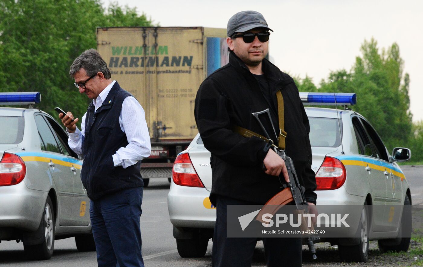 Released OSCE military inspectors arrive in Donetsk