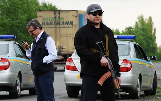 Released OSCE military inspectors arrive in Donetsk