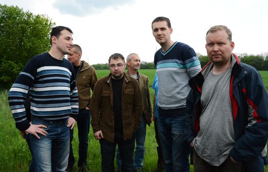 Released OSCE military inspectors arrive in Donetsk