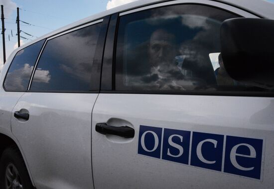 Released OSCE military inspectors arrive in Donetsk