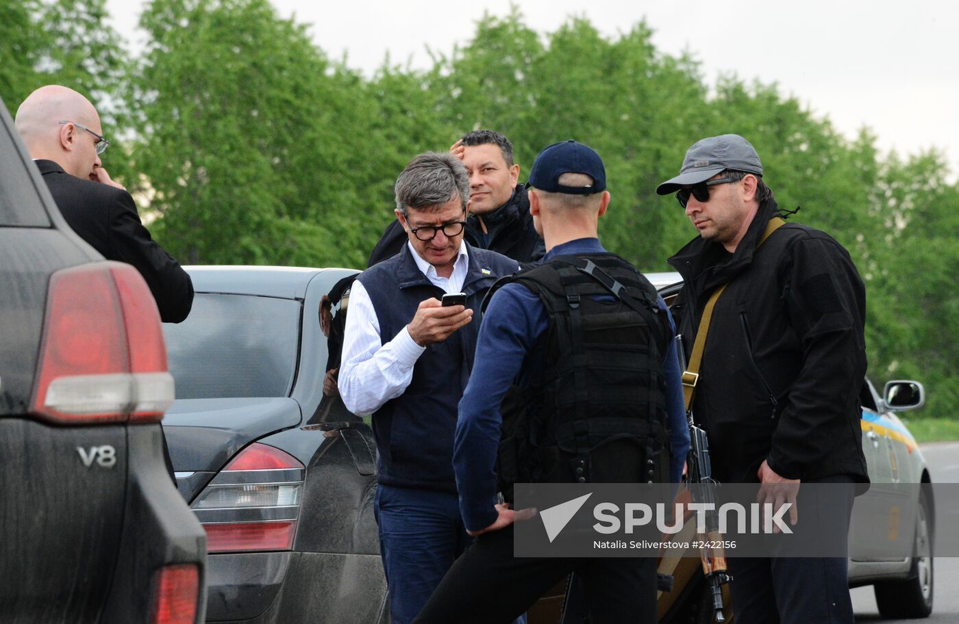 Released OSCE military inspectors arrive in Donetsk