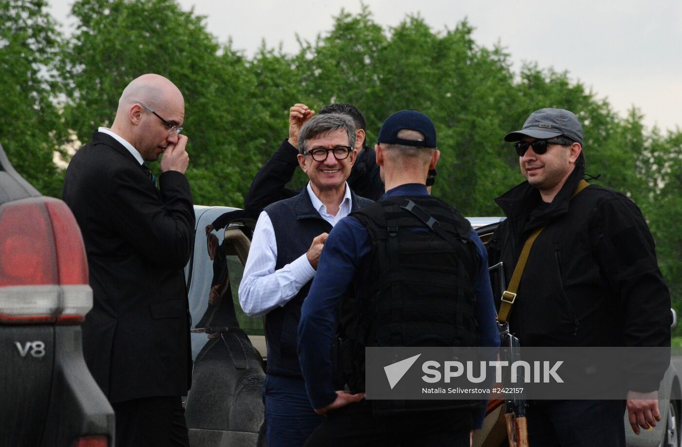 Released OSCE military inspectors arrive in Donetsk