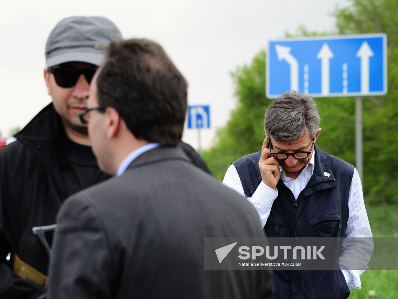 Released OSCE military inspectors arrive in Donetsk