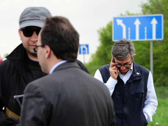 Released OSCE military inspectors arrive in Donetsk