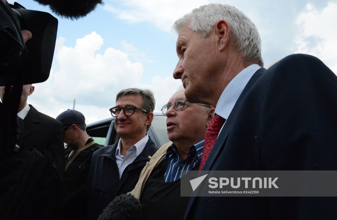 Released OSCE military inspectors arrive in Donetsk