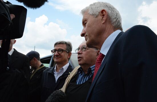 Released OSCE military inspectors arrive in Donetsk