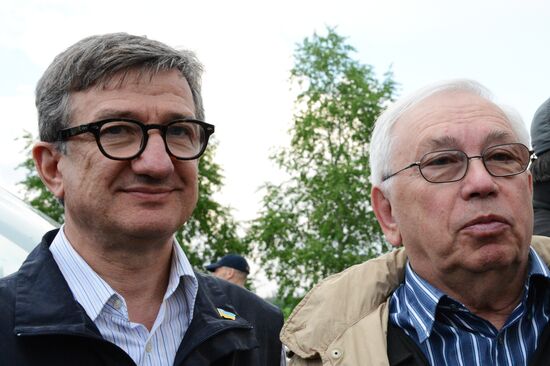 Released OSCE military inspectors arrive in Donetsk