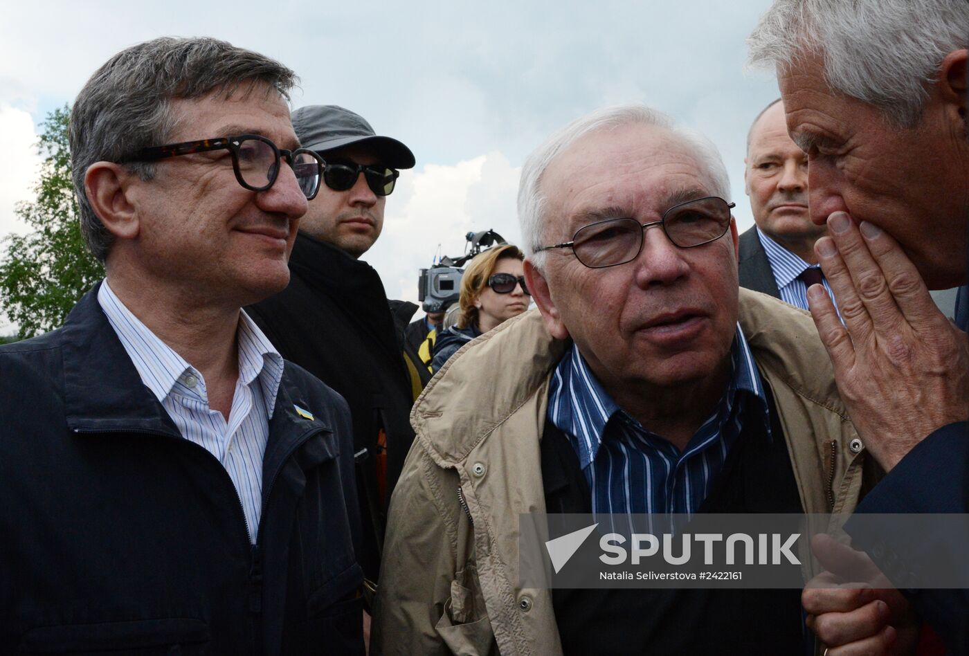 Released OSCE military inspectors arrive in Donetsk