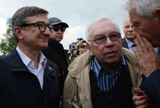 Released OSCE military inspectors arrive in Donetsk