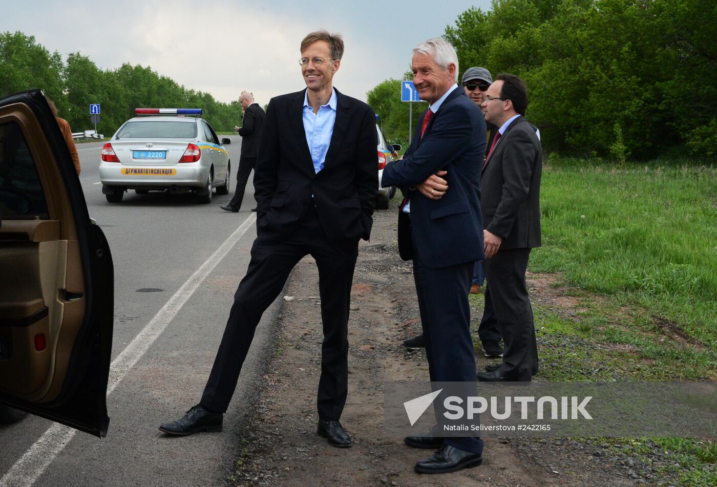 Released OSCE military inspectors arrive in Donetsk