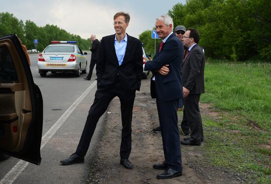 Released OSCE military inspectors arrive in Donetsk