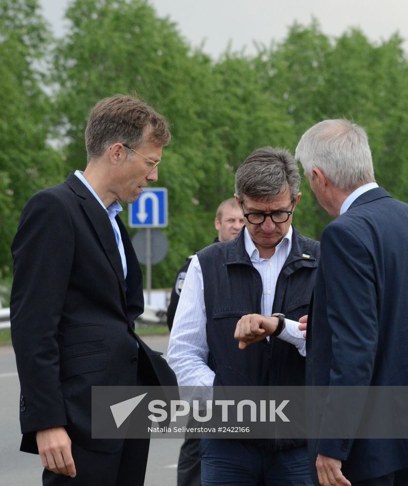 Released OSCE military inspectors arrive in Donetsk
