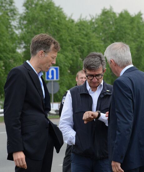 Released OSCE military inspectors arrive in Donetsk