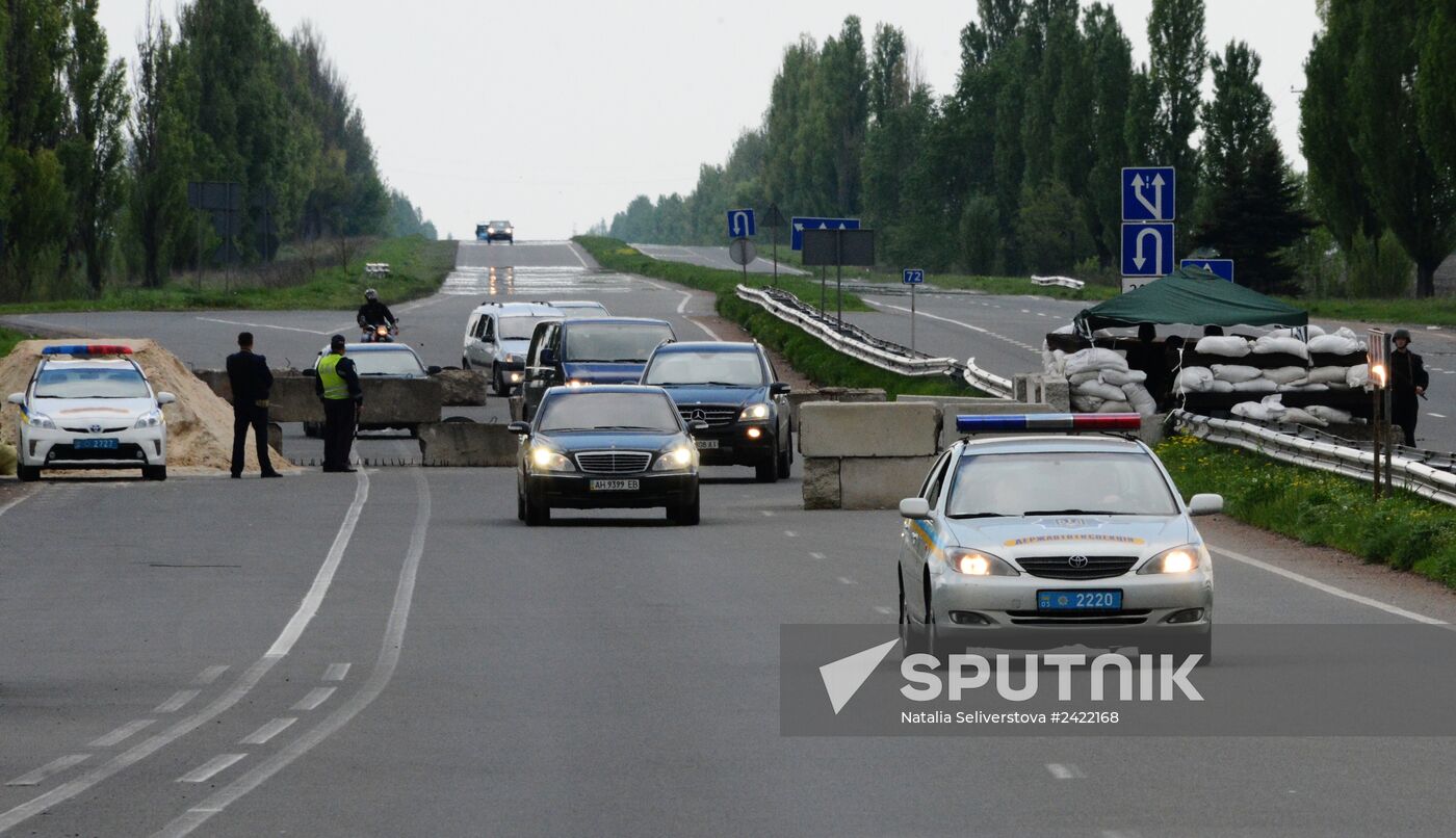 Released OSCE military inspectors arrive in Donetsk