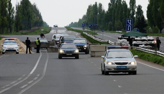 Released OSCE military inspectors arrive in Donetsk