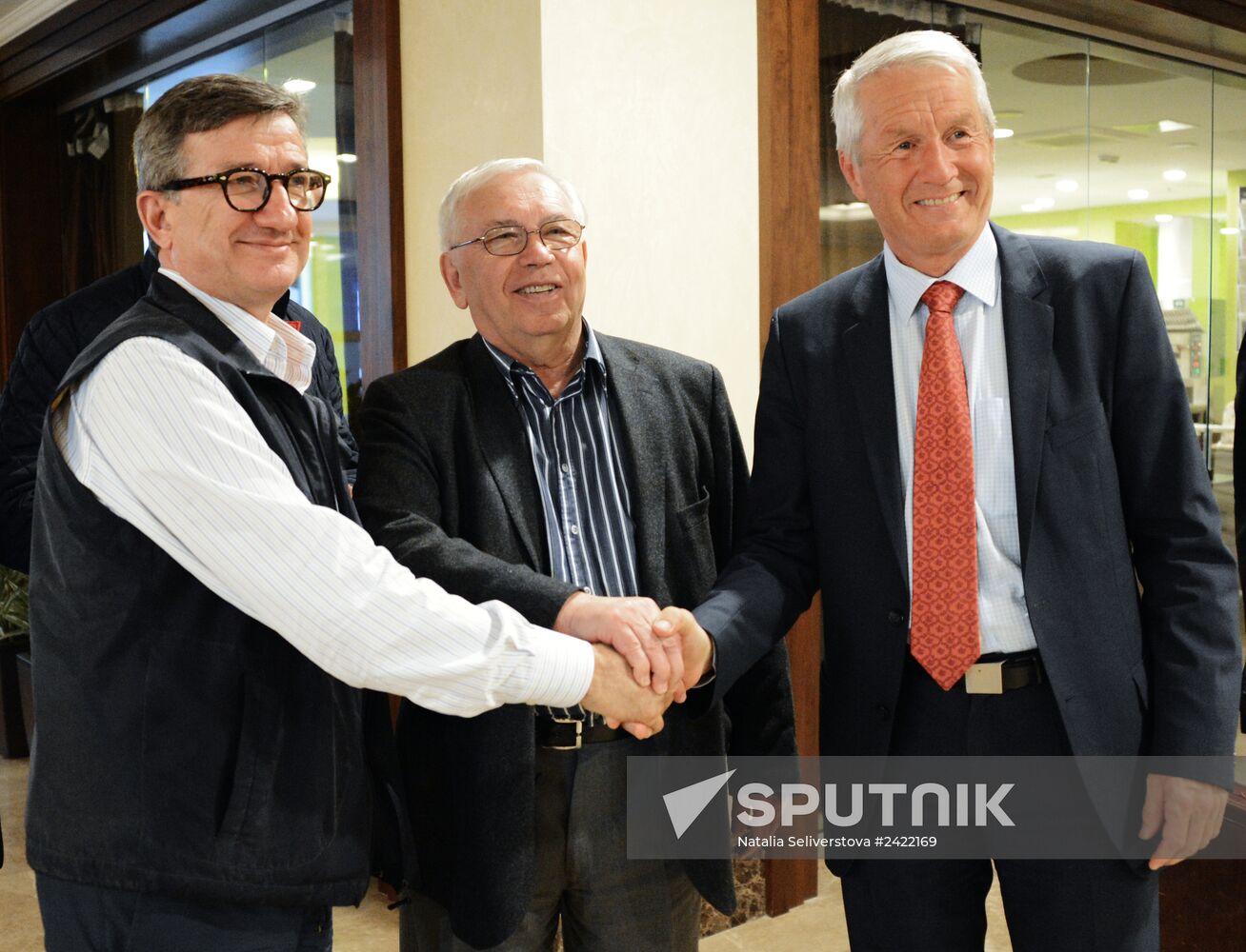 Released OSCE military inspectors arrive in Donetsk