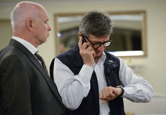 Released OSCE military inspectors arrive in Donetsk