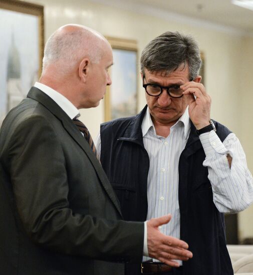 Released OSCE military inspectors arrive in Donetsk