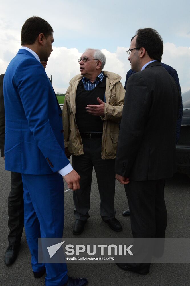 Released OSCE military inspectors arrive in Donetsk