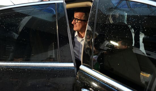 Released OSCE military inspectors arrive in Donetsk