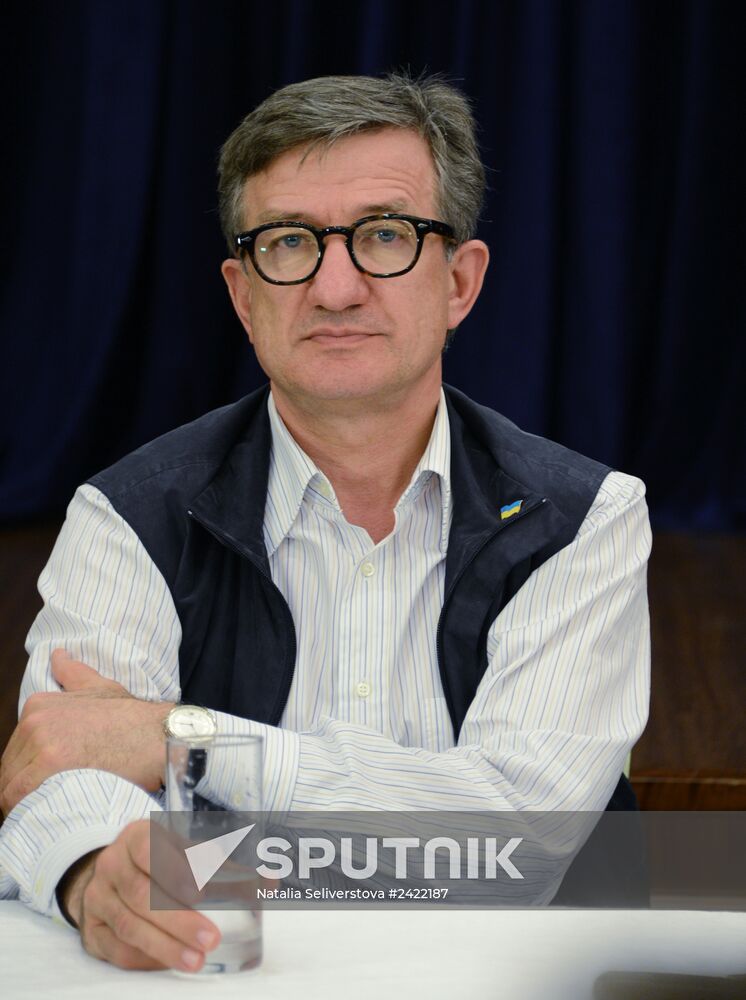 Released OSCE military inspectors arrive in Donetsk