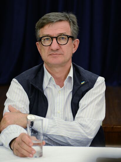 Released OSCE military inspectors arrive in Donetsk