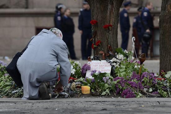 Flowers to commemorate memory of those who died from fire at Odessa's House of Trade Unions