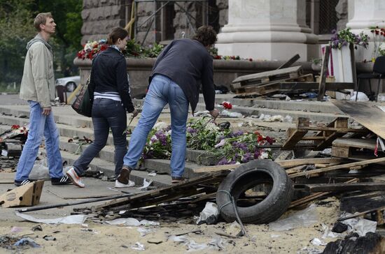 Flowers to commemorate memory of those who died from fire at Odessa's House of Trade Unions