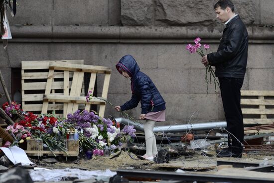 Flowers to commemorate memory of those who died from fire at Odessa's House of Trade Unions