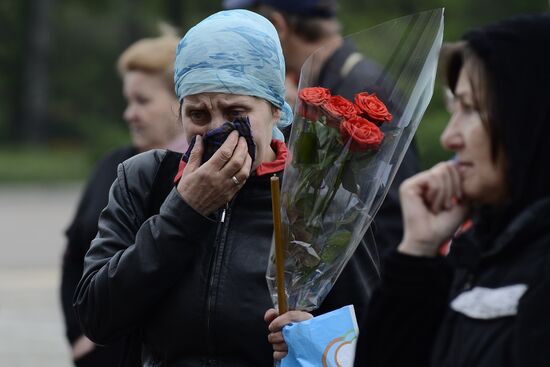 Flowers to commemorate memory of those who died from fire at Odessa's House of Trade Unions