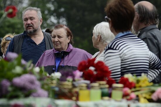 Flowers to commemorate memory of those who died from fire at Odessa's House of Trade Unions