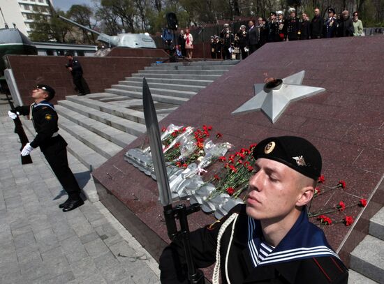Torch lit at Pacific Fleet Military Glory memorial in Vladivostok