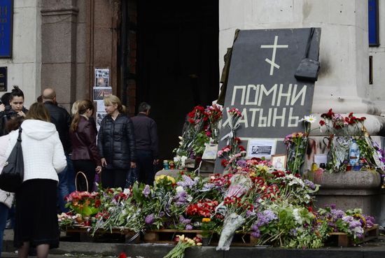Odessits bring flowers in memory of people killed by fire in Trade Unions House