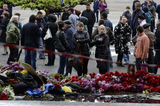 Odessits bring flowers in memory of people killed by fire in Trade Unions House