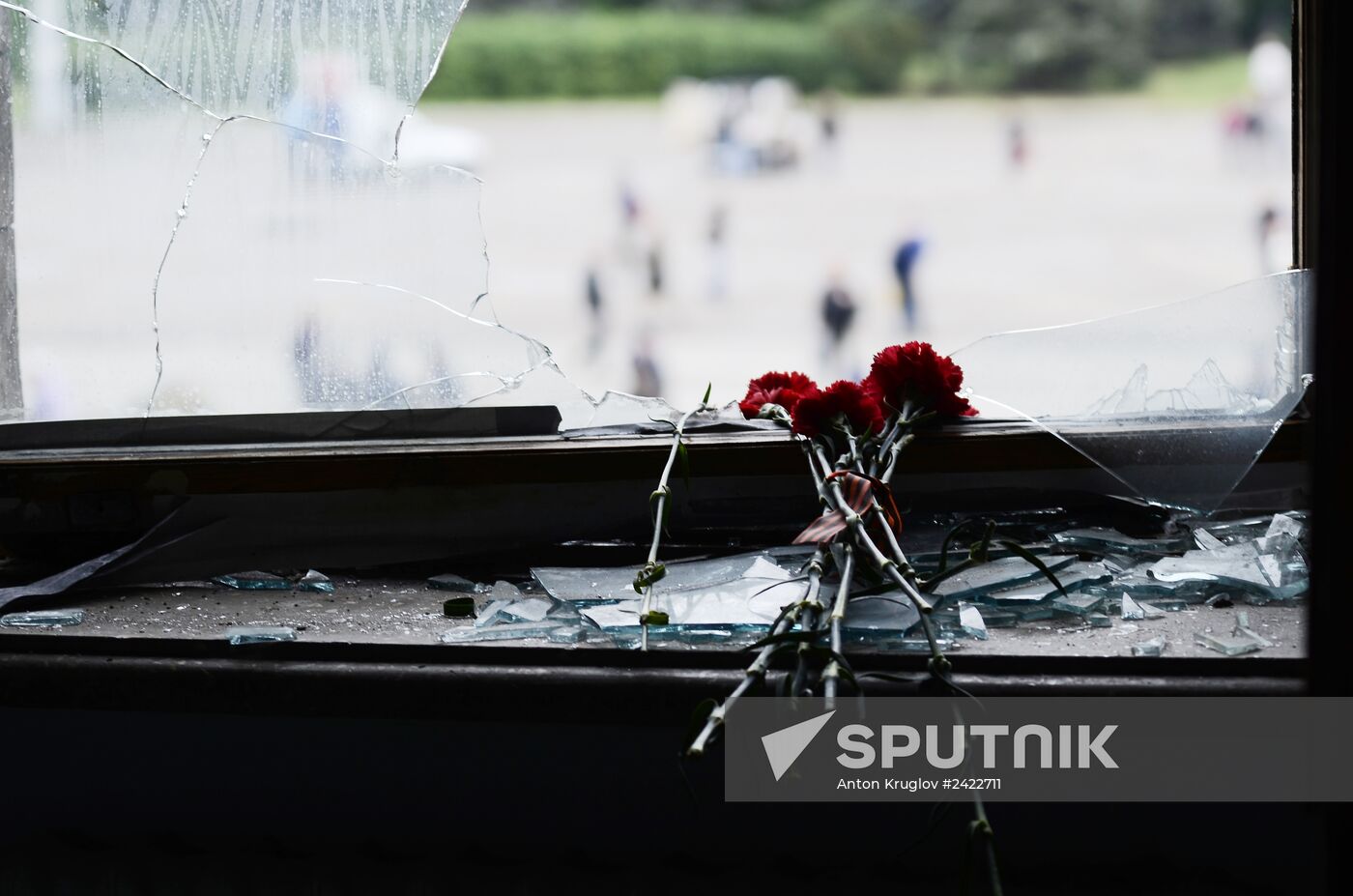 Odessits bring flowers in memory of people killed by fire in Trade Unions House