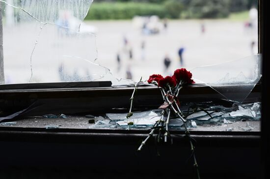 Odessits bring flowers in memory of people killed by fire in Trade Unions House