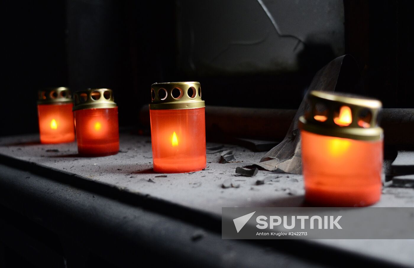 Odessa residents bring flowers in memory of those killed in fire in House of Trade Unions