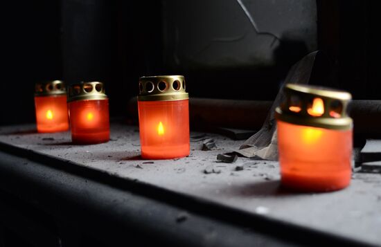 Odessa residents bring flowers in memory of those killed in fire in House of Trade Unions