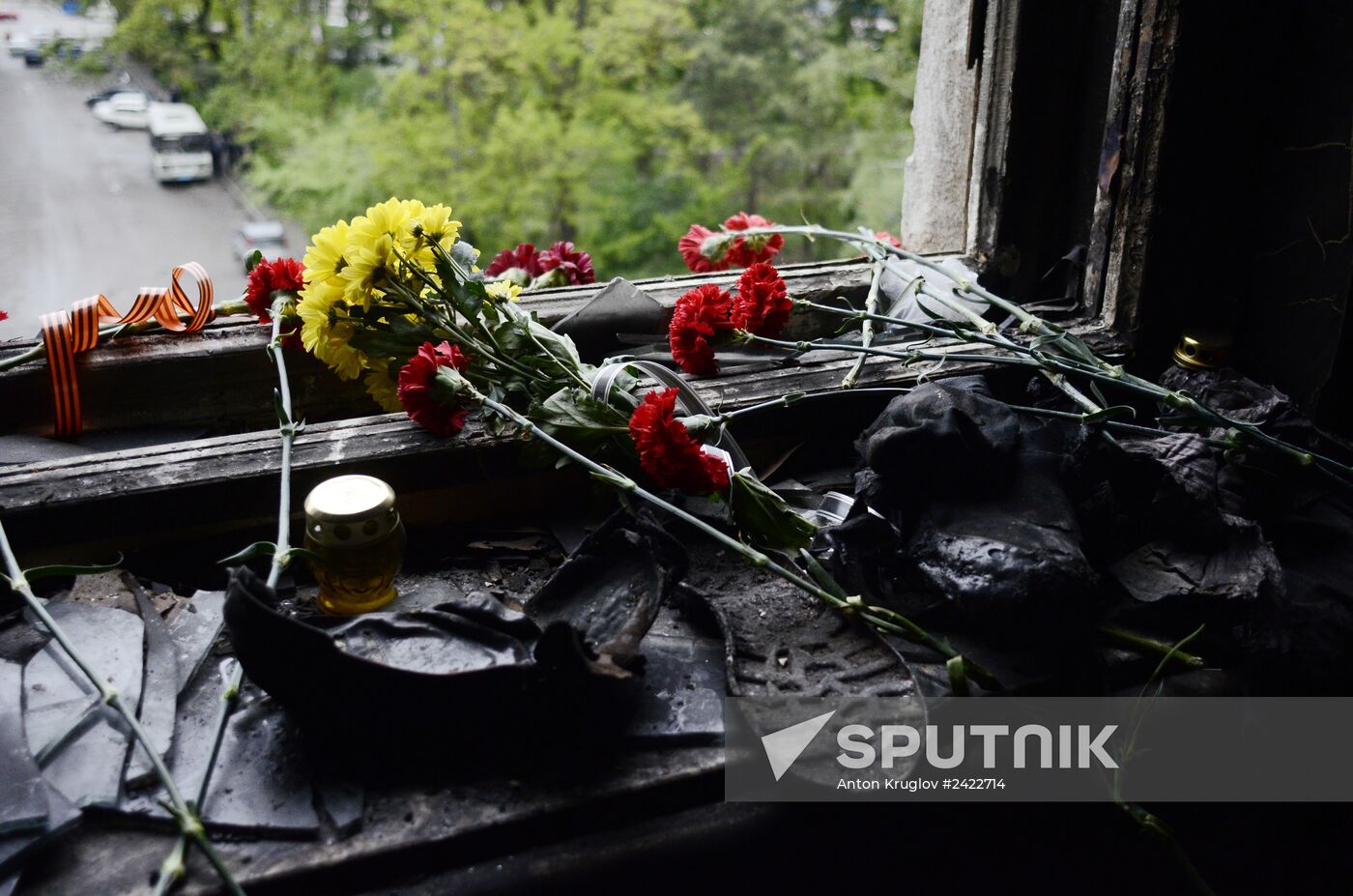 Odessits bring flowers in memory of people killed by fire in Trade Unions House