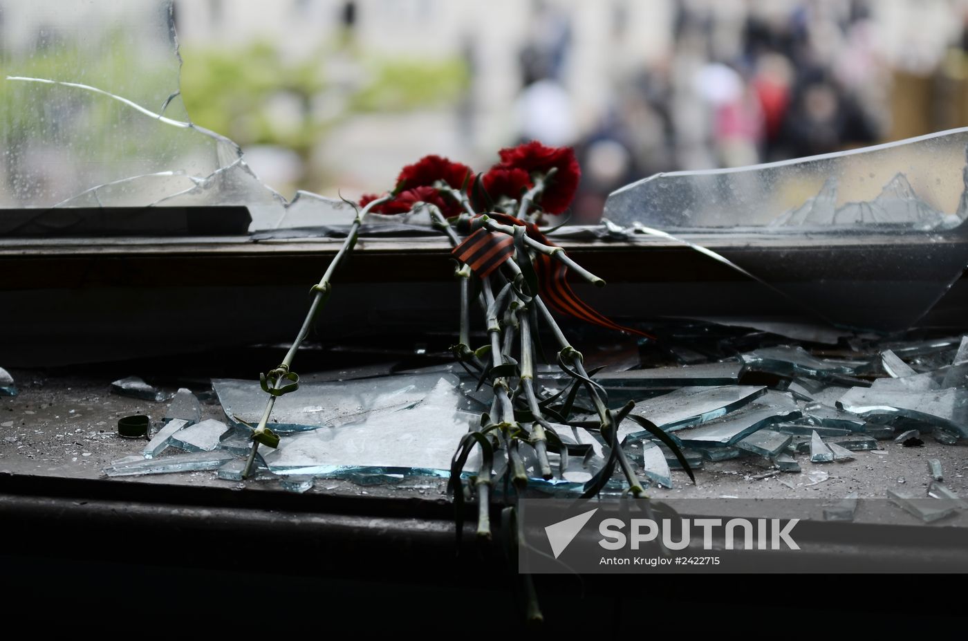 Odessits bring flowers in memory of people killed by fire in Trade Unions House