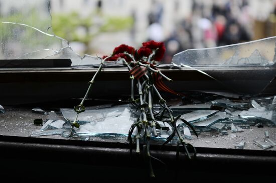 Odessits bring flowers in memory of people killed by fire in Trade Unions House