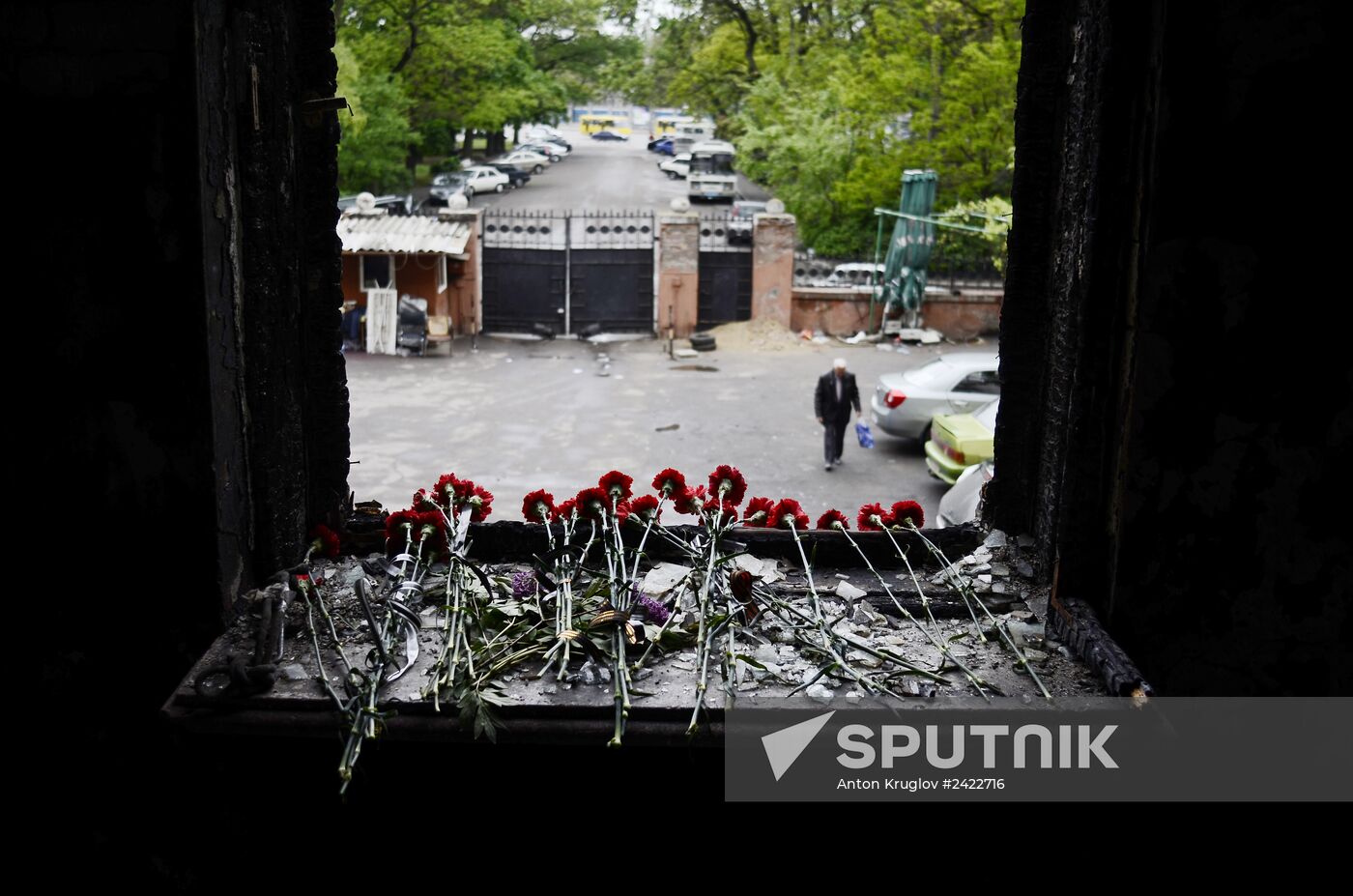 Odessits bring flowers in memory of people killed by fire in Trade Unions House