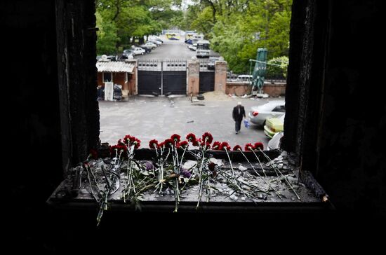 Odessits bring flowers in memory of people killed by fire in Trade Unions House