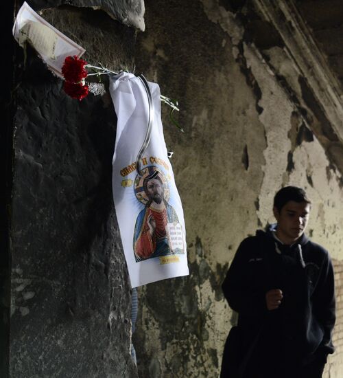 Odessits bring flowers in memory of people killed by fire in Trade Unions House