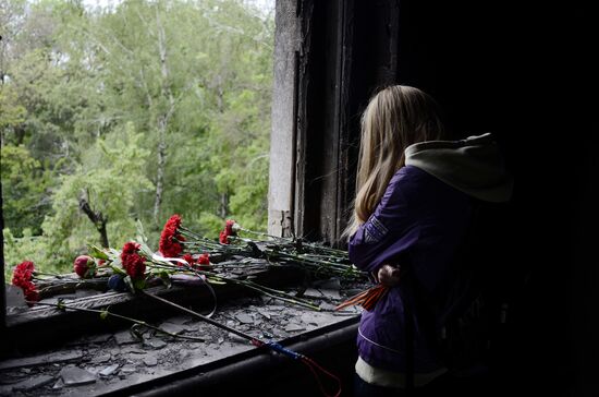Odessits bring flowers in memory of people killed by fire in Trade Unions House