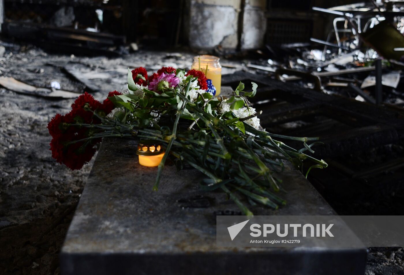 Odessa residents bring flowers in memory of those killed in fire in House of Trade Unions